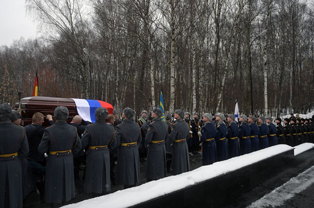 Траурная процессия выходит из здания Центральной клинической больницы управления делами президента РФ.