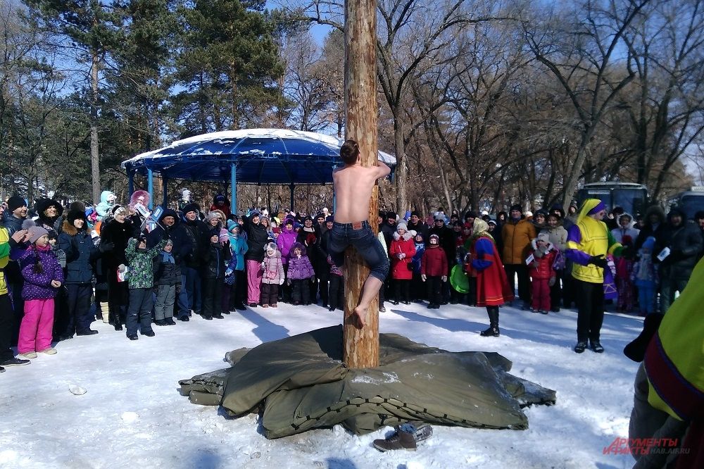 Появился первый богатырь. Девятнадцатилетный Евгений растерся снегом и обхватил столб