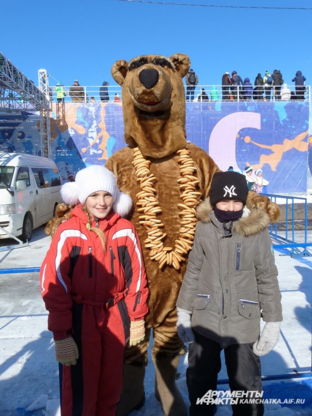 А гости веселятся и фотографируются с медведем, вышедшим из зимней спячки.