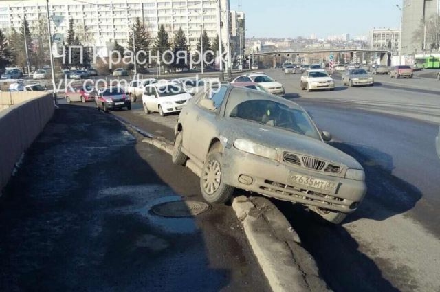 Иномарка повернула с улицы Дубровинского, но какой-то автомобиль «прижал» её к бордюру.