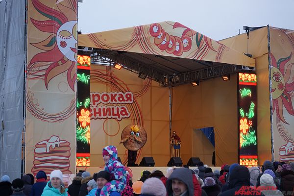 На главной сцене выступали народные коллективы, а также проходили конкурсы с призами.