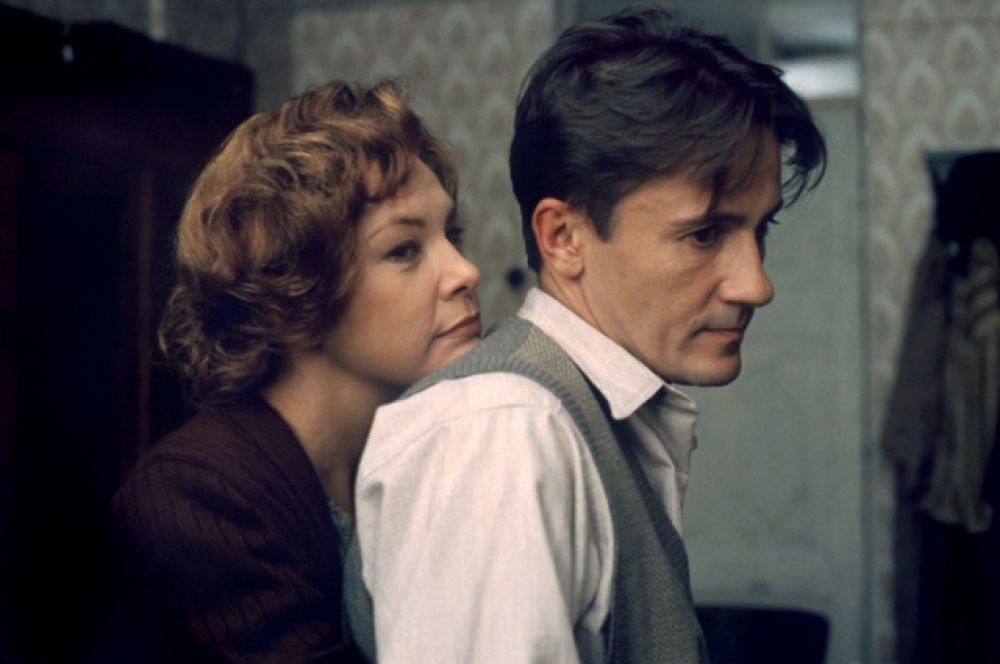 Ольга в фильме «Восток-Запад» (1999).