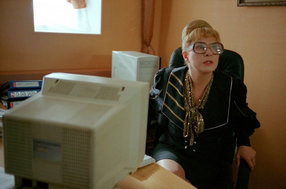 В роли секретарши в комедийном боевике «Жмурки» (2005).