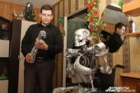 Александр Осипович и созданный им робот-терминатор.