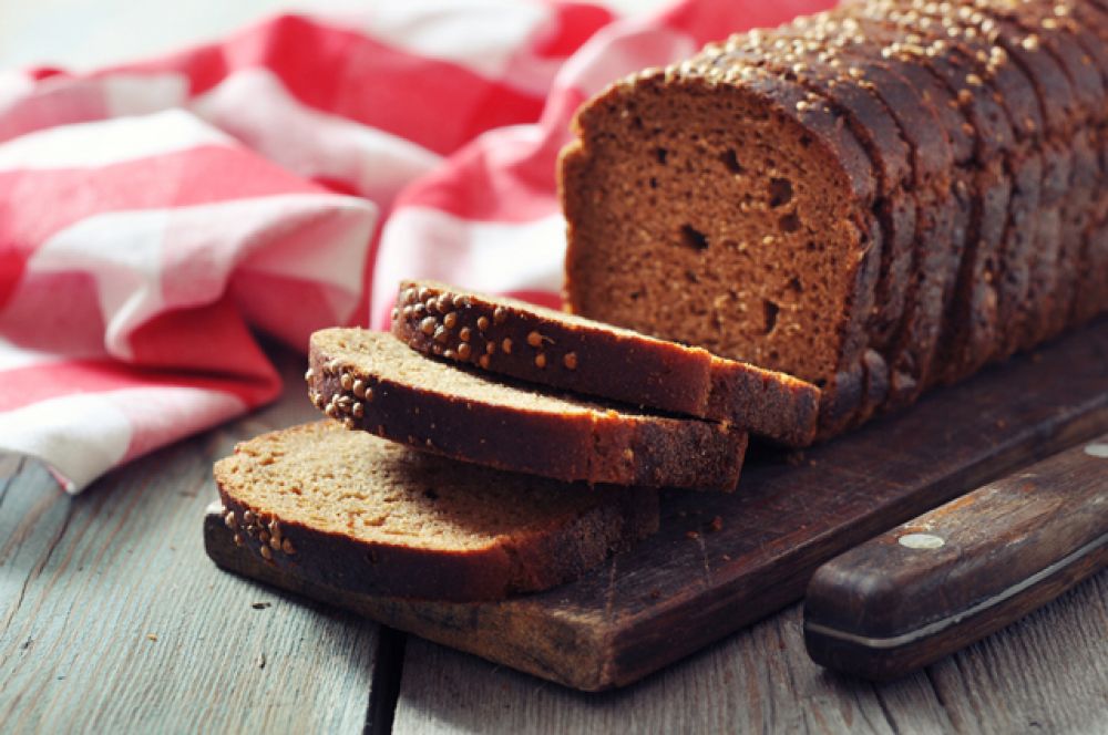 Черный хлеб. Он практически всегда постный, без сахара и содержит 7 г белка на 100 г продукта.