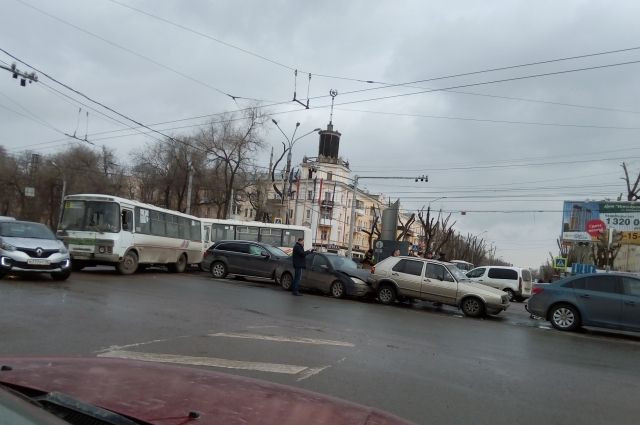 Дтп суммы. Перекресток Московский проспект и проспект труда Воронеж. Перекресток Московский труда - проспект труда. Авария на перекрестке проспект труда Воронеж. Воронеж пересечение Московского проспекта и проспекта труда.