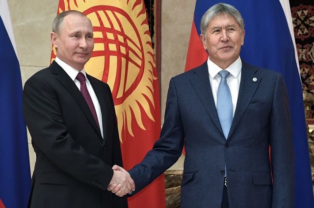 Президент РФ Владимир Путин и президент Киргизии Алмазбек Атамбаев в Бишкеке.