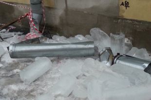 Весной крыши становятся опасны