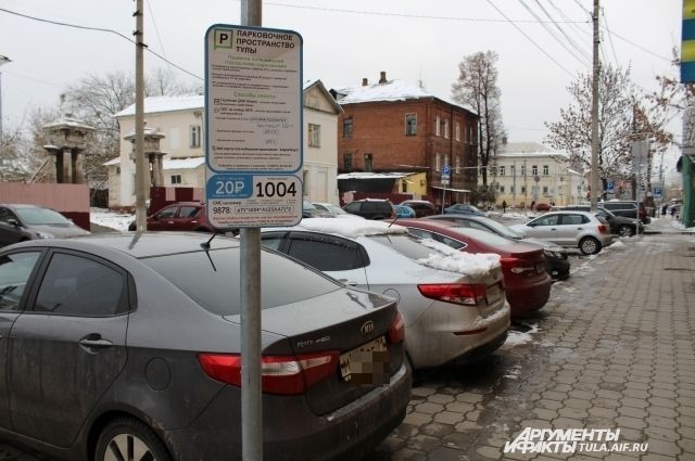 По мнению чиновников, дефицита в желающих оставить машину на платной парковке быть не должно.