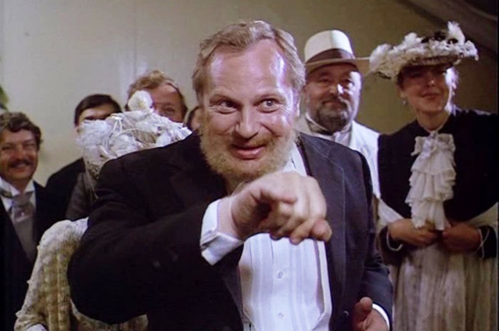 Юрий Богатырёв в фильме «Очи чёрные» (1987).