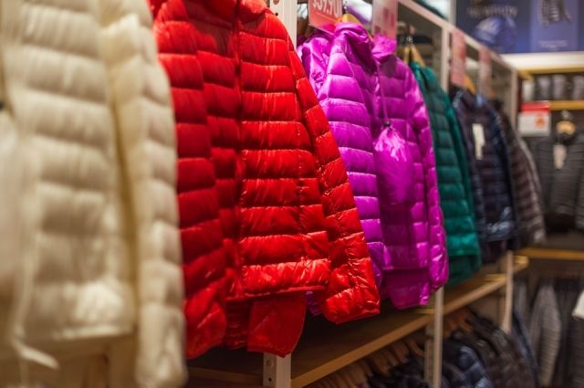 Экологи борются за то, чтобы бренды уменьшили число своих коллекций и правильно утилизировали уже используемую одежду.