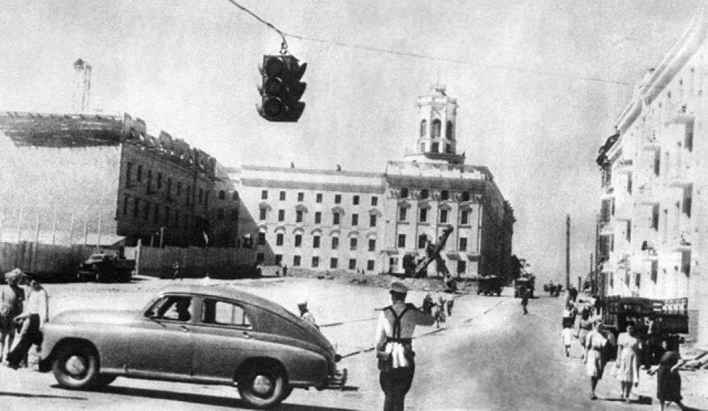 Новые дома на Комсомольской улице города Минска, возведённые после Великой Отечественной войны, 1947 год.
