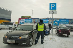 При этом в Омске не соблюдаются нормативы расчёта парковочных мест при строительстве новых домов.
