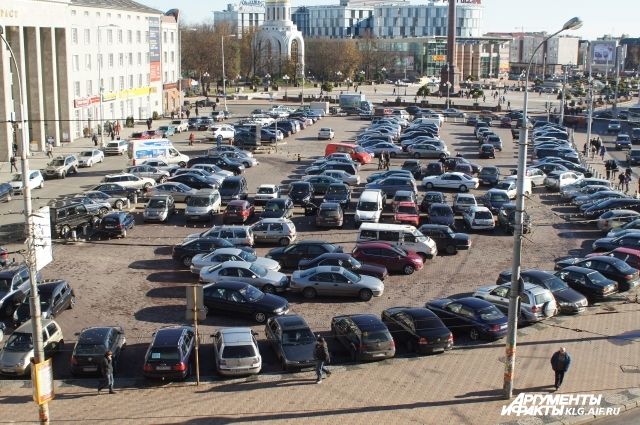 В Калининграде на месте крупной бесплатной парковки откроют платную стоянку.