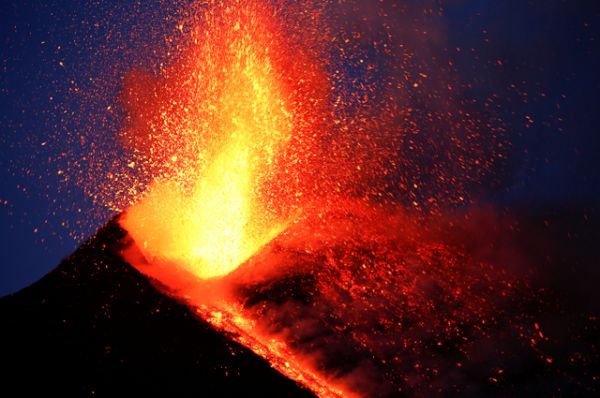 1 марта. На итальянском острове Сицилия проснулся самый высокий действующей вулкан Европы — Этна.