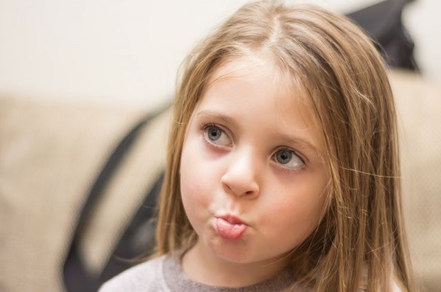 Почему ребёнок кусает губы и ногти и как его от этого отучить