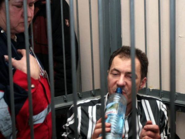 Экс-министр транспорта и связи Николай Рудьковский появлялся в суде только в инвалидном кресле и однажды ему тоже стало плохо после того, как его обвинили в растрате особо крупной суммы денег в личных целях