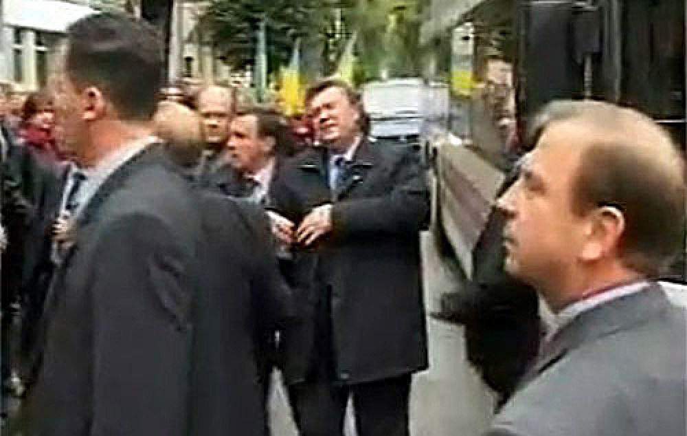 Ну а про этот случай с критическим попаданием яйца в Виктора Януковича мы еще долго будем вспоминать