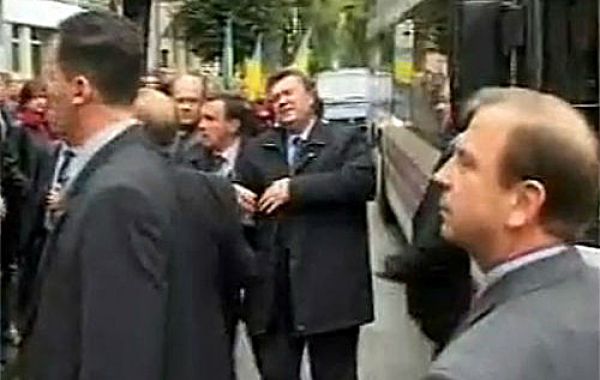 Ну а про этот случай с критическим попаданием яйца в Виктора Януковича мы еще долго будем вспоминать
