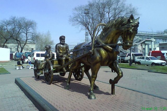 Памятник, установленный на привокзальной площади и посвящённый первым переселенцам