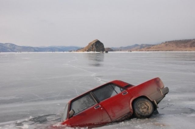 Машина ушла под лёд.