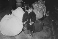 Японская девочка ожидает интернирования. США, весна 1942 года
