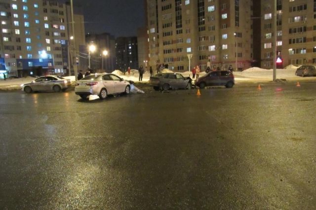 В Оренбурге на улице Салмышской произошло тройное ДТП