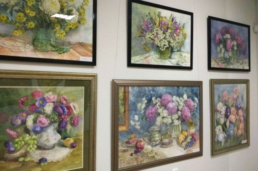 Все работы Елены Лезиной объединяет главный мотив – цветок: розы и пионы, ромашки и маки, хризантемы и сирень, ирисы и флоксы. 