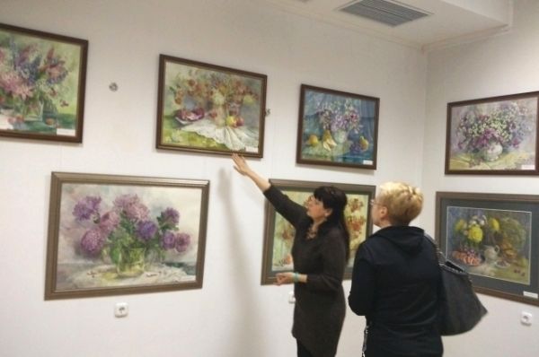 Выставка демонстрирует все поэтическое многообразие чудесного образа цветка.