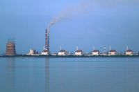 Крупнейшая атомная электростанция в Европе; 150 километров от города Запорожье, Украина. Фото с противоположного, «Никопольского», берега Днепра.
