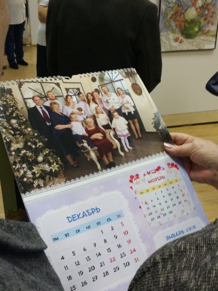 А вот, кстати, и календарь с семейными фотографиями, который с интересом рассматривали посетили, и который, так же, как и картины, можно приобрести в музее.