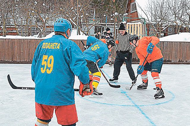Зимой на бывшем огороде катаются дети, проходят турниры ветеранов тверского хоккея. Яковлев - арбитр.