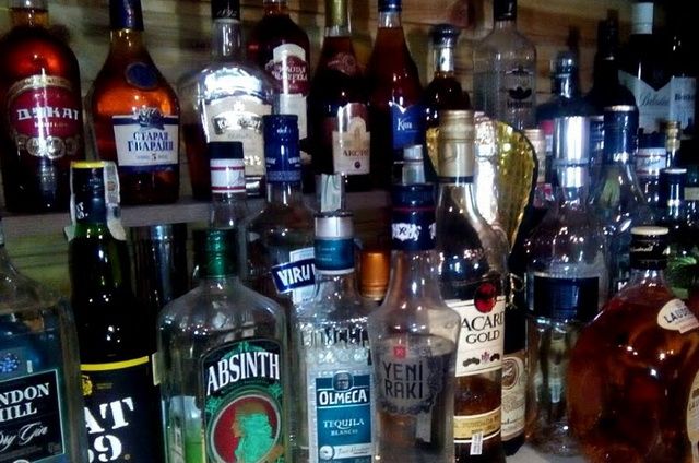 Следствие установило, что в ноябре 2015 года обвиняемый продал жителю города Красноярска спиртосодержащую продукцию, содержащую метиловый спирт. 