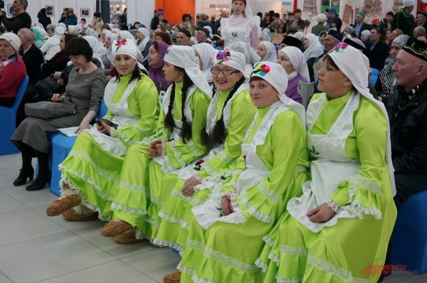 Музыкальные и танцевальные коллективы выступали в национальных костюмах.