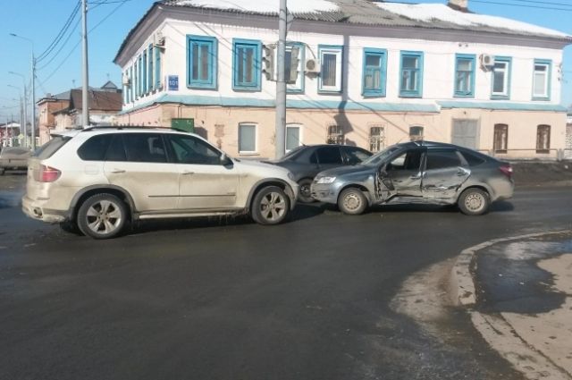 В Оренбурге в ДТП с «BMW» и «Ладой» пострадала женщина