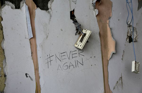 Надпись «никогда больше» на стене одного из домов.