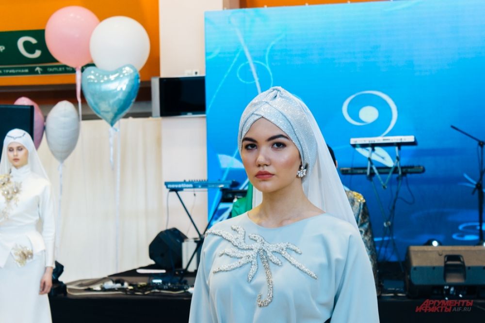 Голубой, бежевый, кремовый, серебристый - выбирайте светлые оттенки платьев.