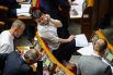 В первый день работы в Верховной Раде Савченко пришла в классической рубашке и штанах. Все бы ничего, но депутат почему-то решила снять туфли и сидела на рабочем месте босиком