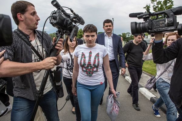 В день своего освобождения летчица появилась перед камерами в футболке с украинским гербом и джинсах