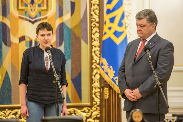 Для встречи с Петром Порошенко Савченко надела черную рубашку, под которой была вышиванка