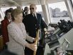 1995 год. Супруга Президента РФ Наина Ельцина стоит у штурвала во время прогулки на яхте вокруг Манхеттена.