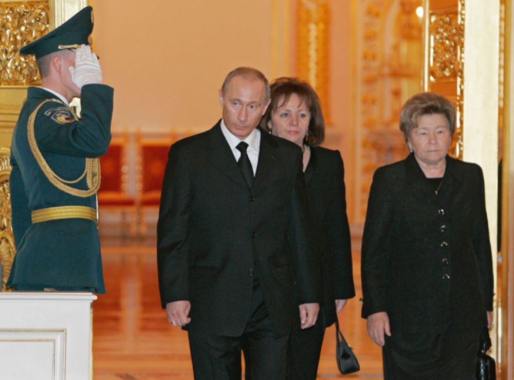 2007 год. Президент России Владимир Путин, вдова Бориса Ельцина Наина Иосифовна и Людмила Путина на траурном приеме в Кремле в связи с кончиной первого президента России Бориса Николаевича Ельцина.
