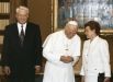 1991 год. Президент России Борис Ельцин, Наина Ельцина и Папа Римский Иоанн Павел II во время встречи в Ватикане.