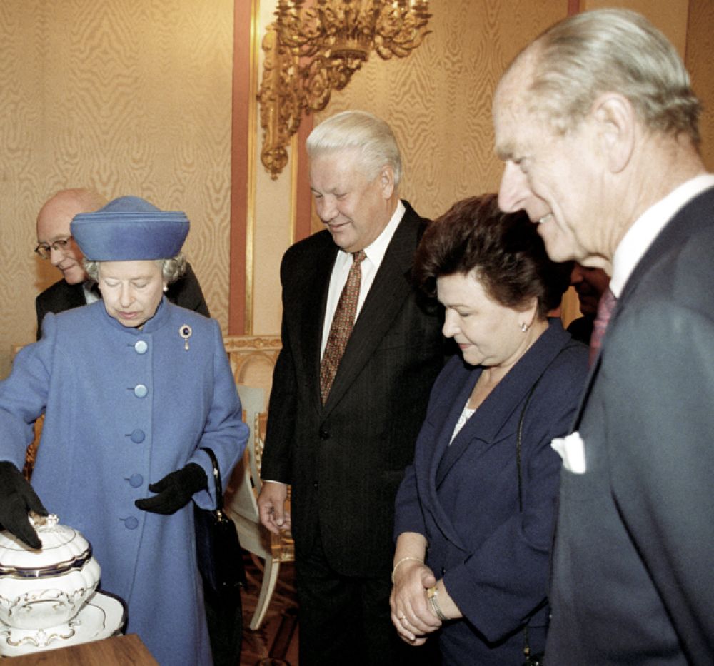 1994 год. Президент России Борис Ельцин, Наина Ельцина и королева Великобритании Елизавета II во время осмотра Большого Кремлевского дворца.