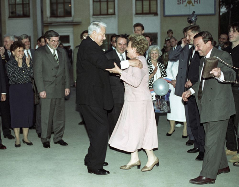 1996 год. Президент РФ Борис Ельцин и его супруга Наина Иосифовна танцуют на митинге-концерте в поддержку Президента РФ в Новосибирске.