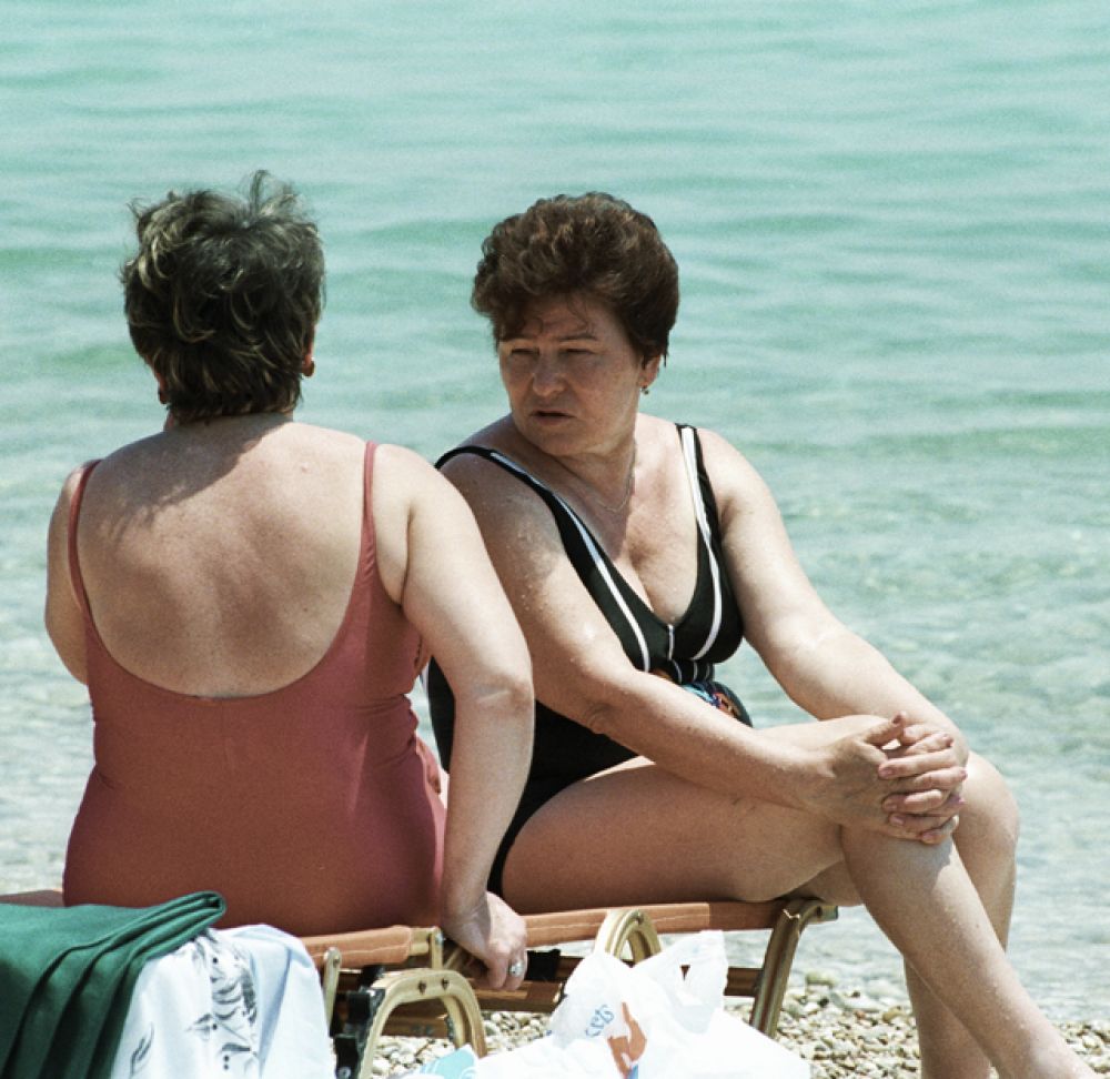 1994 год. Наина Ельцина загорает на берегу моря во время встречи глав государств ЕС.