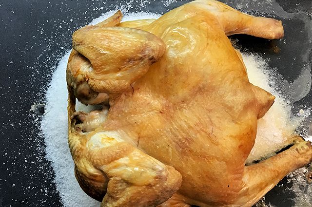 Как приготовить курицу в духовке с хрустящей корочкой целиком на соли: мастер-класс по рецепту