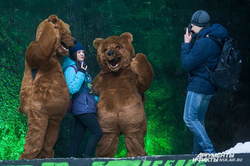 Болельшики пришли поддержать сноубордистов и сфотографироваться с медведями