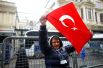 Один из демонстрантов проник на территорию консульства и заменил флаг королевства на турецкий. 