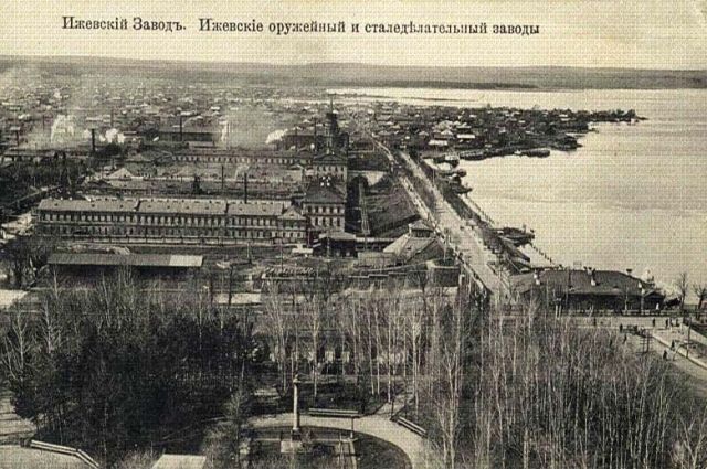 Вид на заводскую часть Ижевска в начале ХХ века.